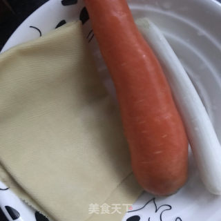 油泼胡萝卜拌豆皮的做法步骤：1
