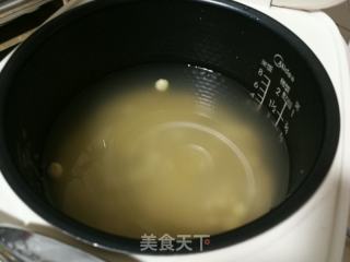 南瓜莲子二米粥的做法步骤：2