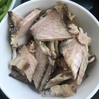 蒜苔炒腊肉的做法步骤：2