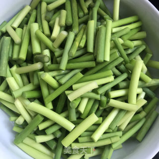 蒜苔炒腊肉的做法步骤：1