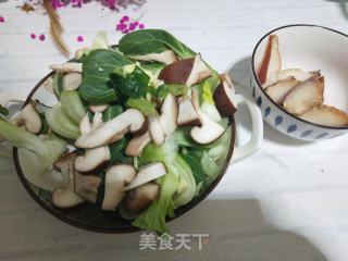 腊肉炒香菇油菜的做法步骤：1