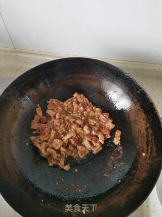 辣椒炒肉丁的做法步骤：2