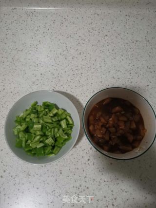 辣椒炒肉丁的做法步骤：1