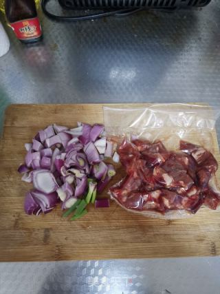 牛肉爆洋葱的做法步骤：1