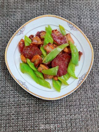 五花肉腊肠炒尖椒的做法步骤：11