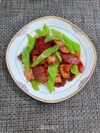 五花肉腊肠炒尖椒的做法步骤：10