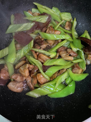 五花肉腊肠炒尖椒的做法步骤：9
