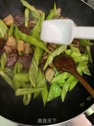五花肉腊肠炒尖椒的做法步骤：8