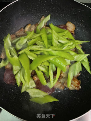 五花肉腊肠炒尖椒的做法步骤：7
