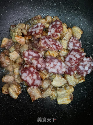 五花肉腊肠炒尖椒的做法步骤：6