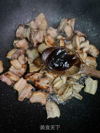 五花肉腊肠炒尖椒的做法步骤：5