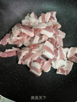 五花肉腊肠炒尖椒的做法步骤：4