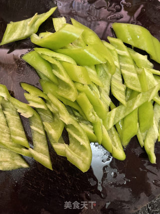 五花肉腊肠炒尖椒的做法步骤：2