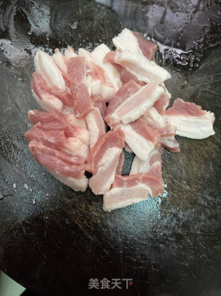 五花肉腊肠炒尖椒的做法步骤：1
