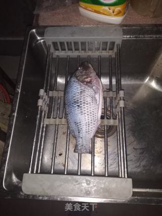 糖醋罗非鱼的做法步骤：1