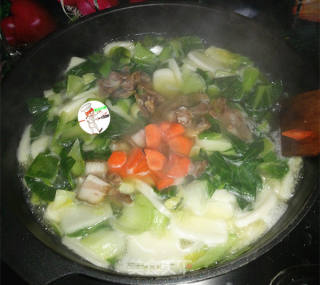 香肠咸肉年糕汤的做法步骤：6