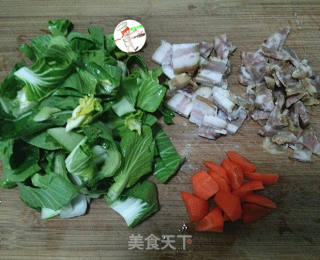 香肠咸肉年糕汤的做法步骤：2