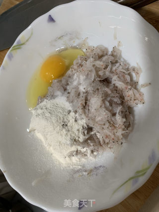 鲜虾饼的做法步骤：1