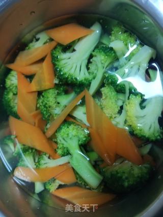 鲜虾鸡蛋沙拉的做法步骤：7