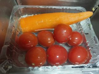 鲜虾鸡蛋沙拉的做法步骤：2