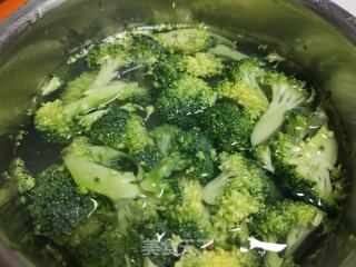 鲜虾鸡蛋沙拉的做法步骤：1