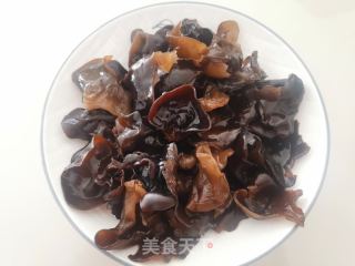 香菇木耳烧白菜的做法步骤：2