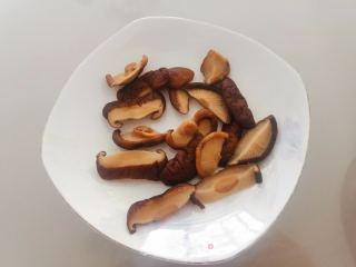 香菇木耳烧白菜的做法步骤：1