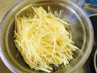 酸辣土豆丝的做法步骤：1