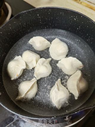 荠菜水饺的做法步骤：1