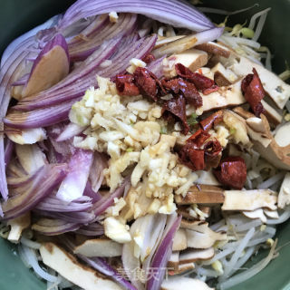 洋葱豆芽拌香干的做法步骤：7