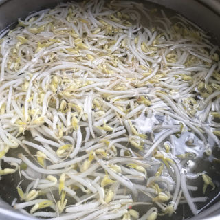 洋葱豆芽拌香干的做法步骤：3