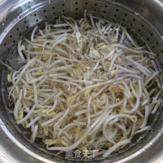 洋葱豆芽拌香干的做法步骤：2