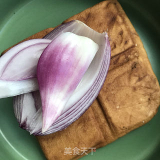 洋葱豆芽拌香干的做法步骤：1