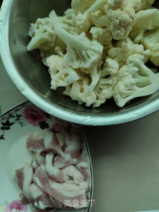 五花肉焖花菜的做法步骤：1