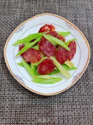 西芹炒腊肠的做法步骤：7