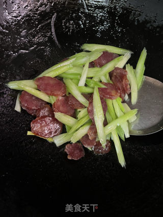 西芹炒腊肠的做法步骤：6