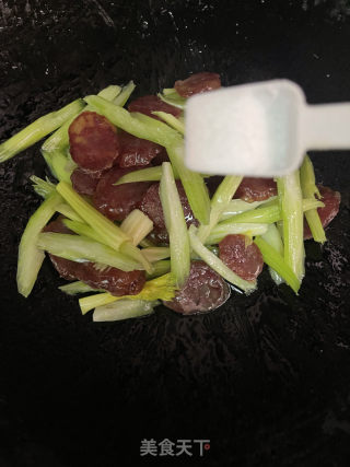西芹炒腊肠的做法步骤：5