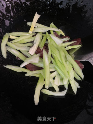 西芹炒腊肠的做法步骤：4