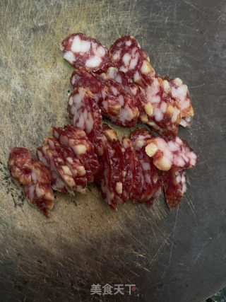 西芹炒腊肠的做法步骤：1