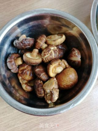 香菇土豆烧鸡肉的做法步骤：1