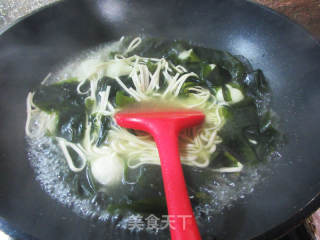 裙带菜鱼子蛋鸡蛋面的做法步骤：7
