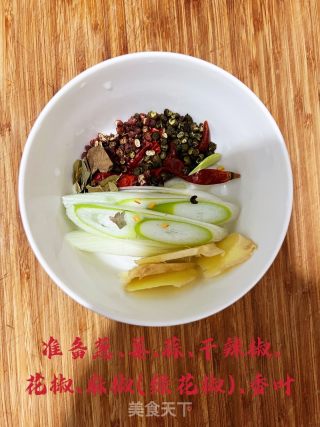 麻辣虾尾的做法步骤：2