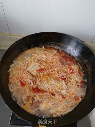 西红柿金针菇豆腐汤的做法步骤：3