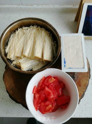 西红柿金针菇豆腐汤的做法步骤：2