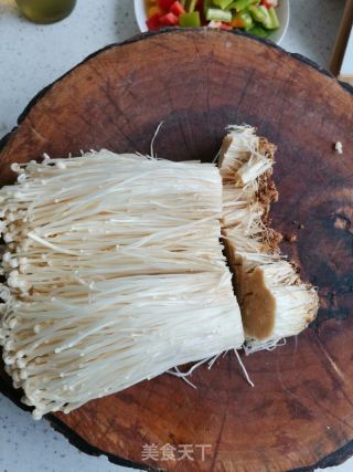 西红柿金针菇豆腐汤的做法步骤：1