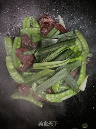 荷兰豆炒腊肠的做法步骤：9