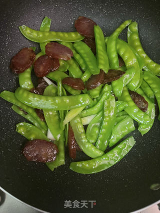 荷兰豆炒腊肠的做法步骤：8