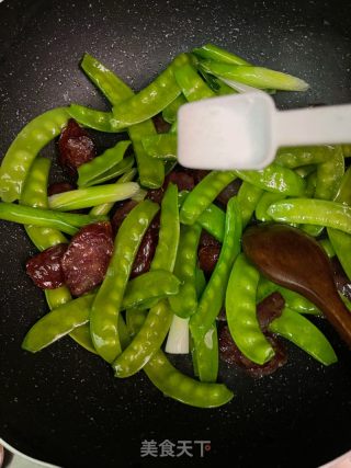 荷兰豆炒腊肠的做法步骤：7