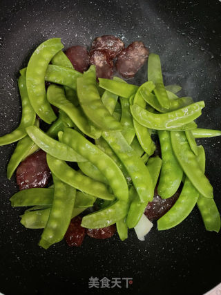 荷兰豆炒腊肠的做法步骤：6