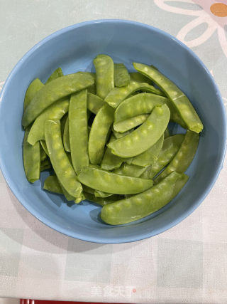 荷兰豆炒腊肠的做法步骤：3